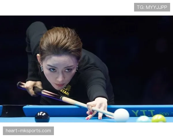 潘晓婷桌球台边那副认真劲儿，谁能想到她家沙发上竟然秒变“懒癌”现场？